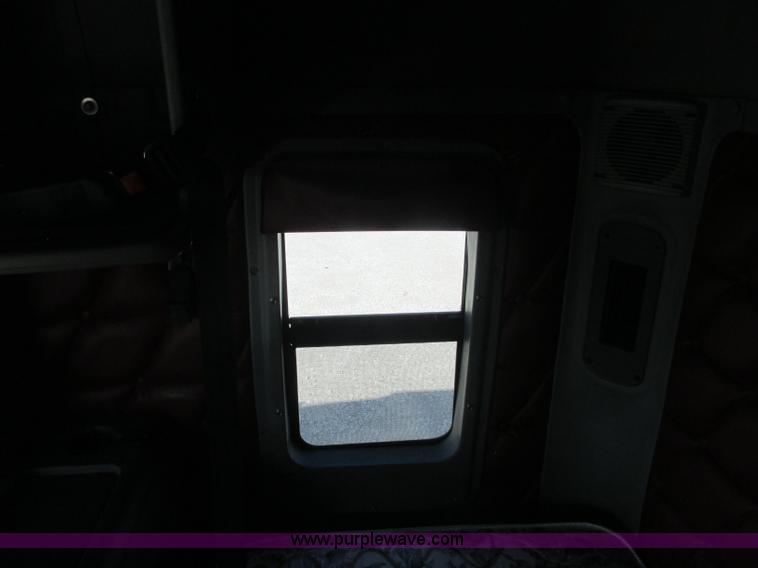 image for item J2463 2006 Freightliner Columbia semi truck