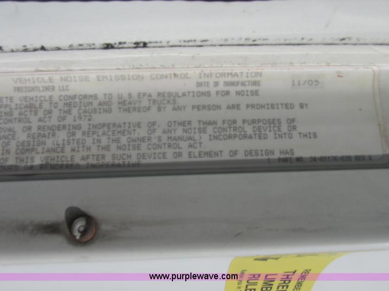 image for item J2463 2006 Freightliner Columbia semi truck