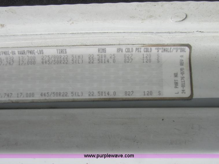 image for item J2463 2006 Freightliner Columbia semi truck