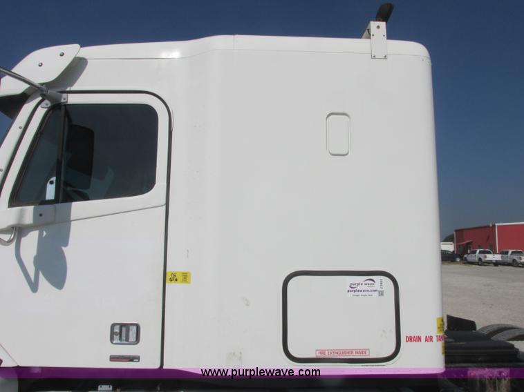 image for item J2463 2006 Freightliner Columbia semi truck