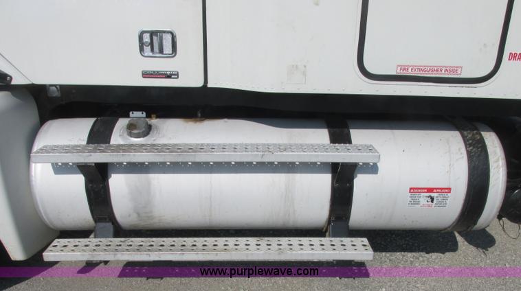 image for item J2463 2006 Freightliner Columbia semi truck