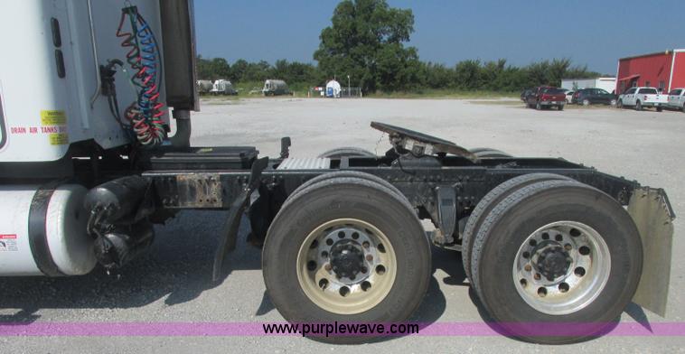 image for item J2463 2006 Freightliner Columbia semi truck