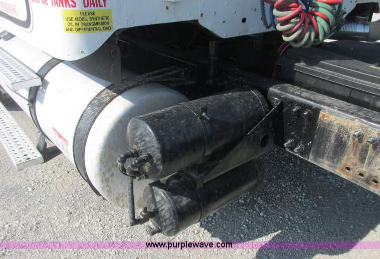 image for item J2463 2006 Freightliner Columbia semi truck