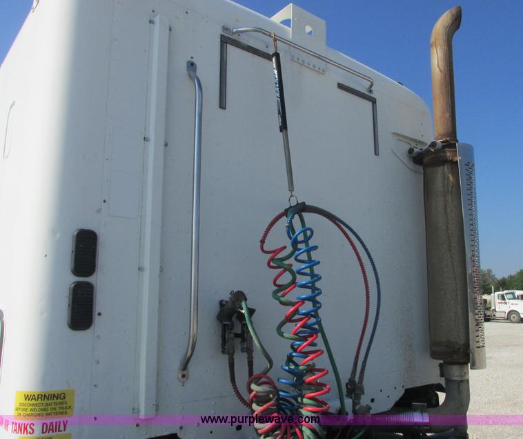 image for item J2463 2006 Freightliner Columbia semi truck