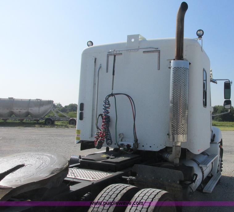 image for item J2463 2006 Freightliner Columbia semi truck