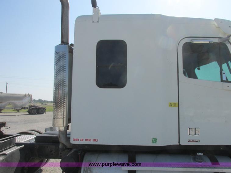 image for item J2463 2006 Freightliner Columbia semi truck