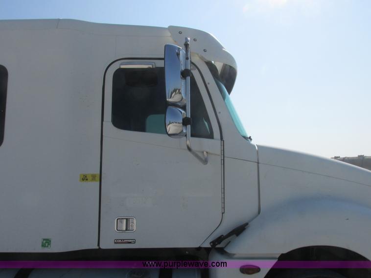 image for item J2463 2006 Freightliner Columbia semi truck
