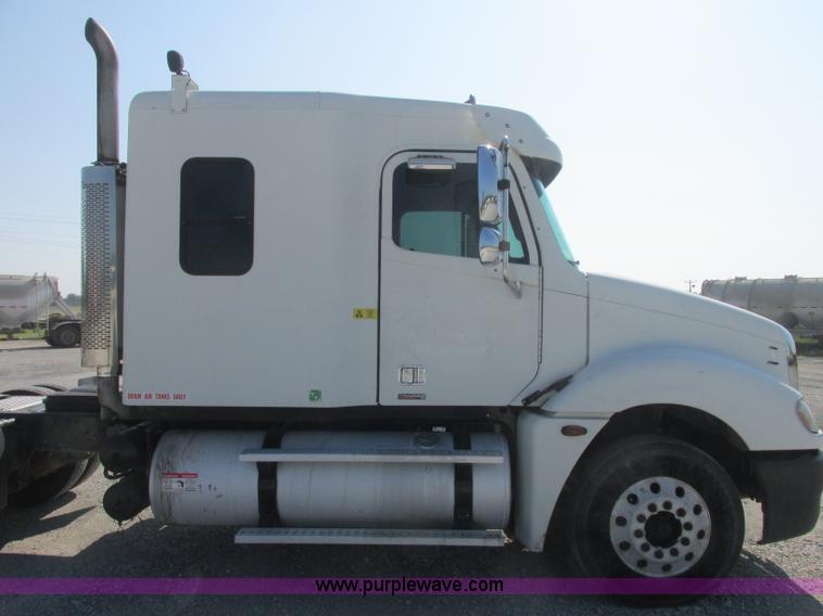 image for item J2463 2006 Freightliner Columbia semi truck