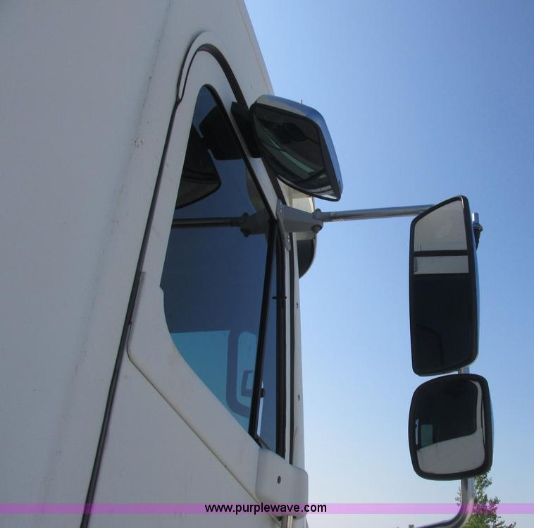 image for item J2463 2006 Freightliner Columbia semi truck