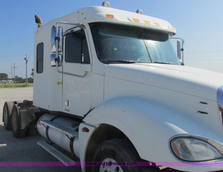 image for item J2463 2006 Freightliner Columbia semi truck