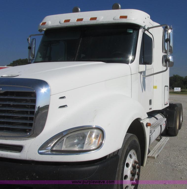 image for item J2463 2006 Freightliner Columbia semi truck
