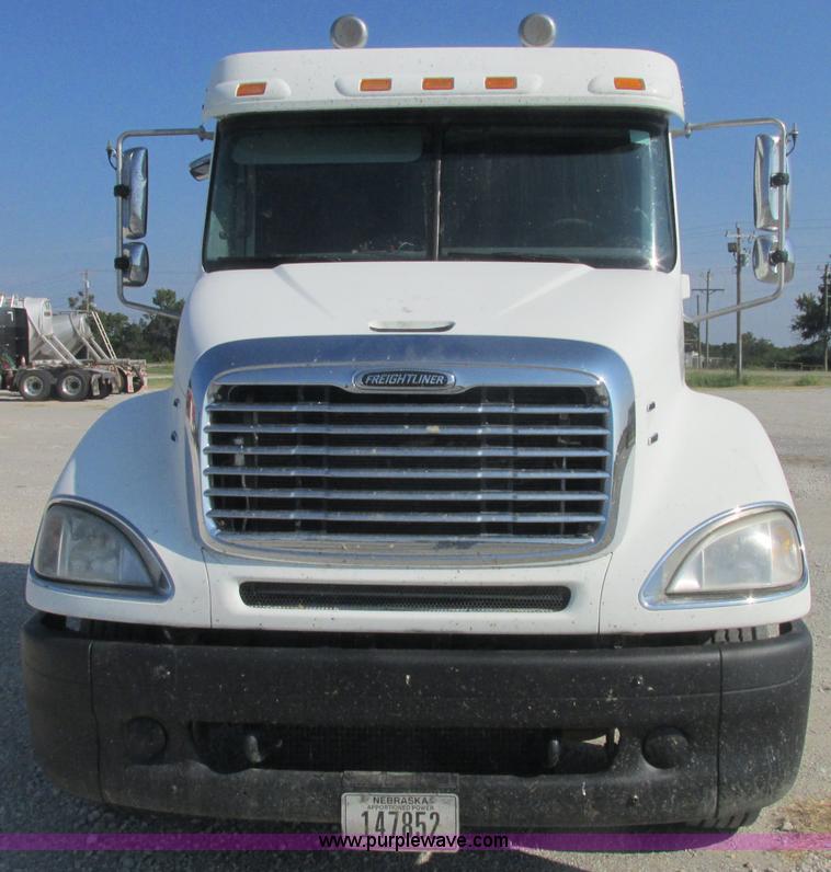 image for item J2463 2006 Freightliner Columbia semi truck
