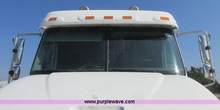 image for item J2463 2006 Freightliner Columbia semi truck