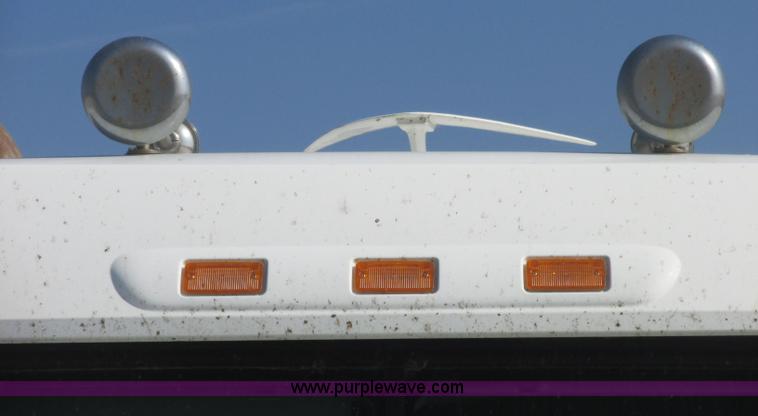 image for item J2463 2006 Freightliner Columbia semi truck