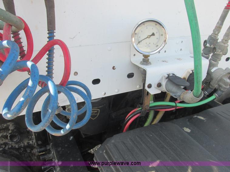 image for item J2463 2006 Freightliner Columbia semi truck