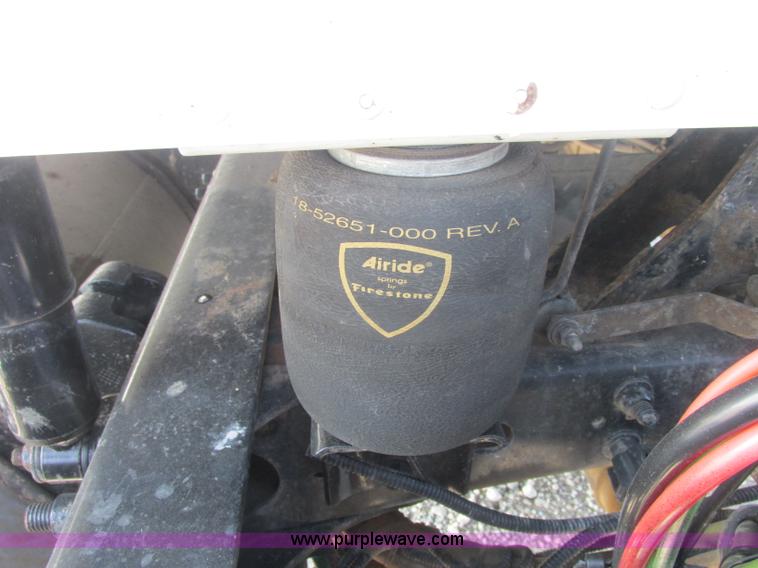 image for item J2463 2006 Freightliner Columbia semi truck