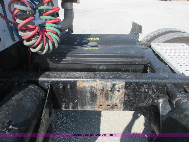 image for item J2463 2006 Freightliner Columbia semi truck