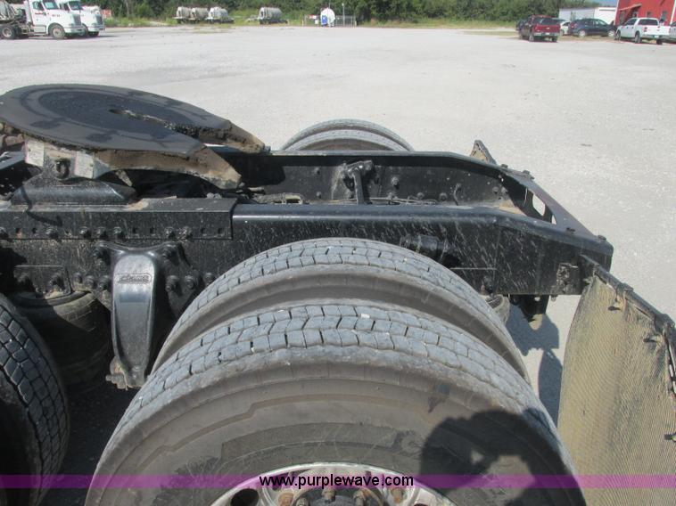 image for item J2463 2006 Freightliner Columbia semi truck