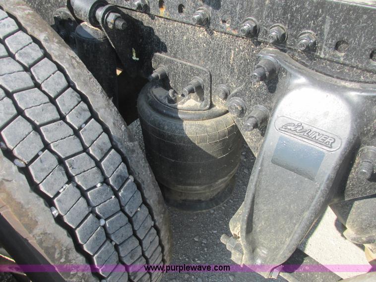 image for item J2463 2006 Freightliner Columbia semi truck