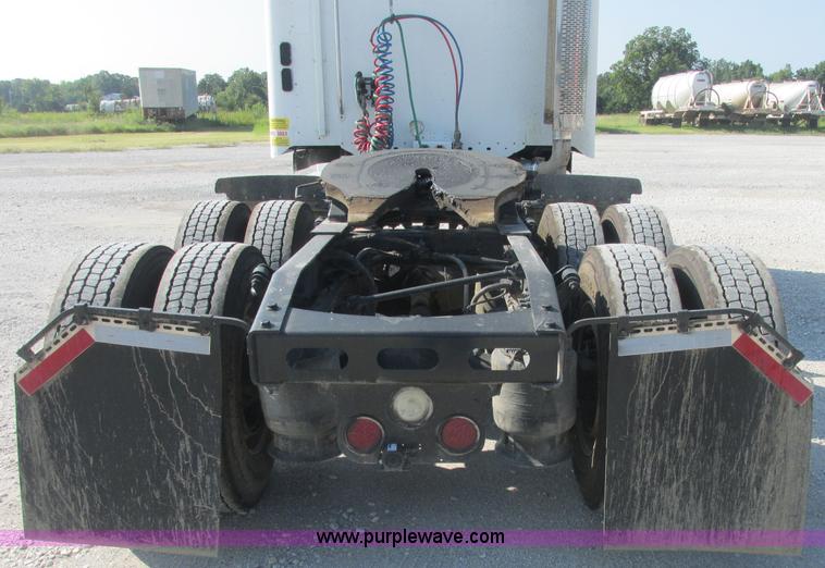 image for item J2463 2006 Freightliner Columbia semi truck