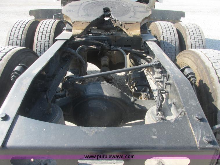 image for item J2463 2006 Freightliner Columbia semi truck