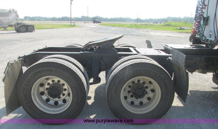 image for item J2463 2006 Freightliner Columbia semi truck