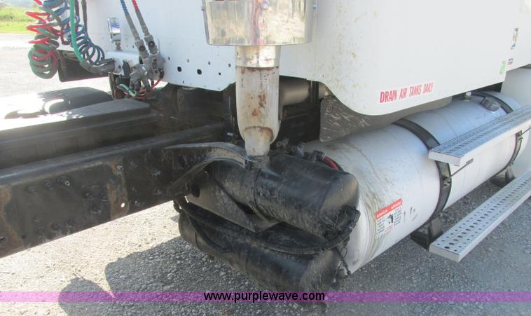 image for item J2463 2006 Freightliner Columbia semi truck