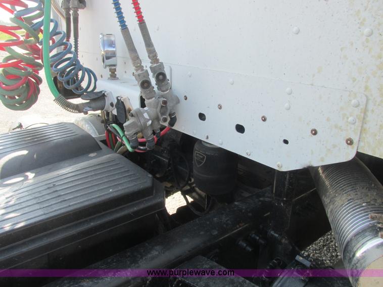 image for item J2463 2006 Freightliner Columbia semi truck