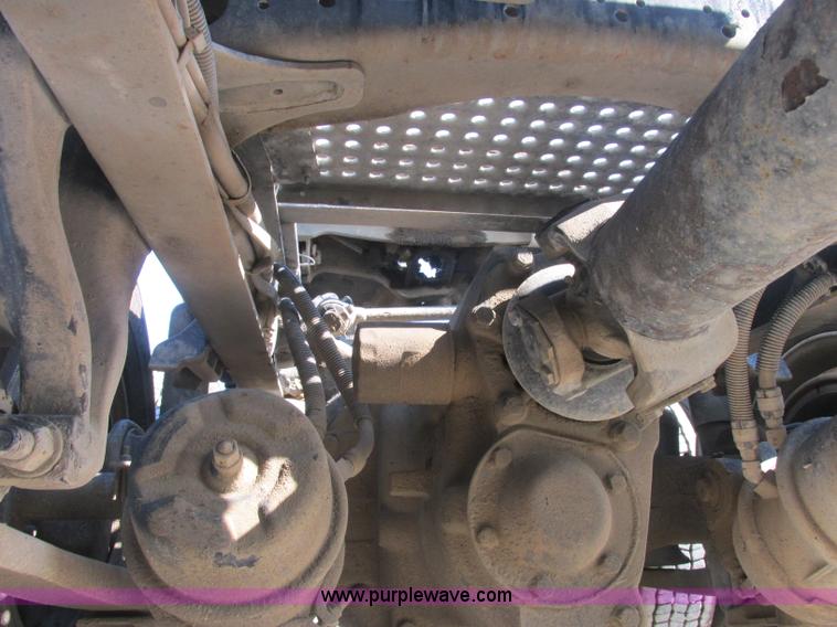 image for item J2463 2006 Freightliner Columbia semi truck