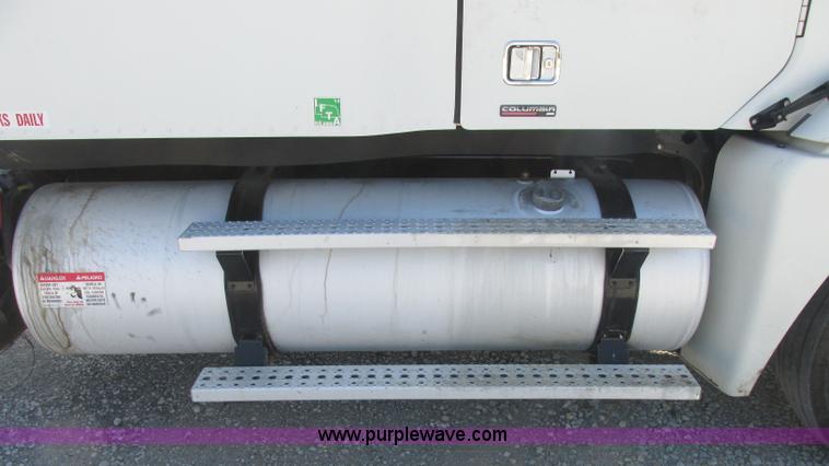 image for item J2463 2006 Freightliner Columbia semi truck