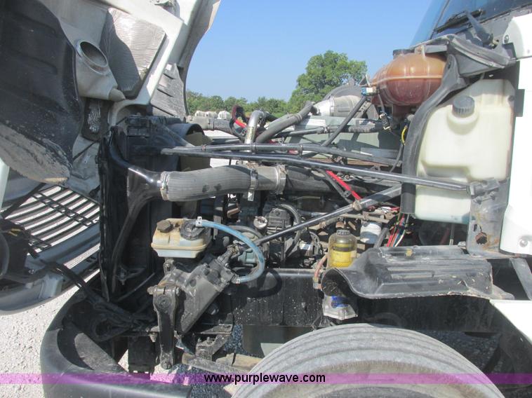 image for item J2463 2006 Freightliner Columbia semi truck