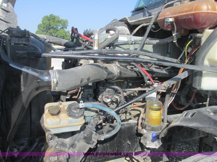 image for item J2463 2006 Freightliner Columbia semi truck