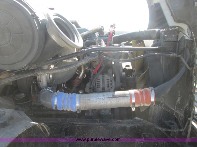 image for item J2463 2006 Freightliner Columbia semi truck