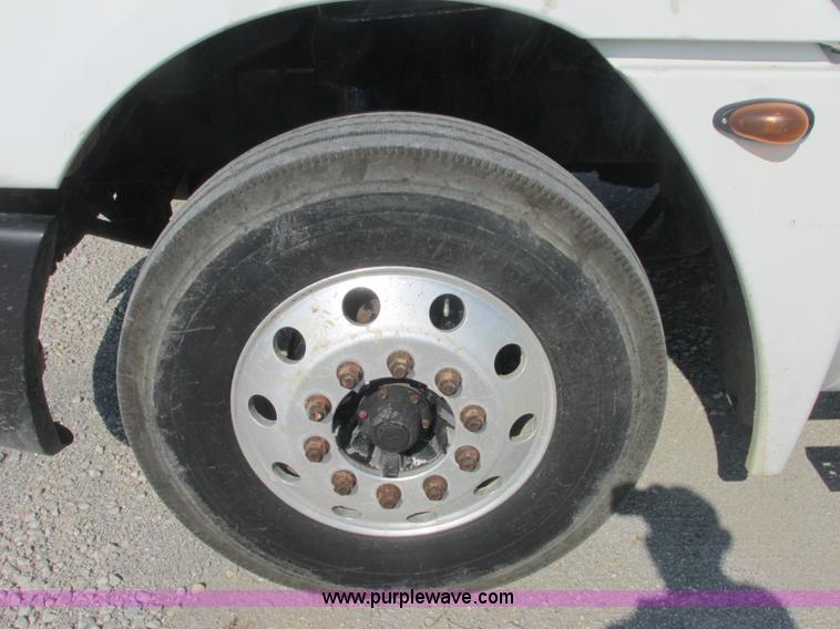 image for item J2463 2006 Freightliner Columbia semi truck