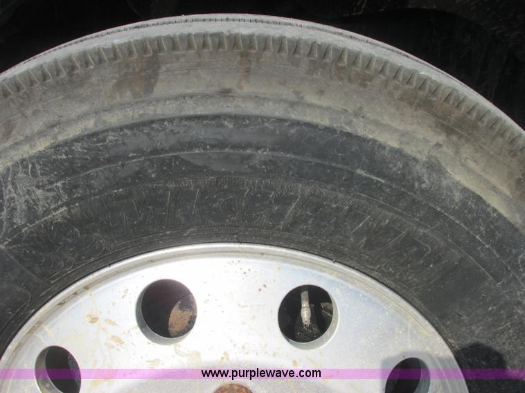 image for item J2463 2006 Freightliner Columbia semi truck