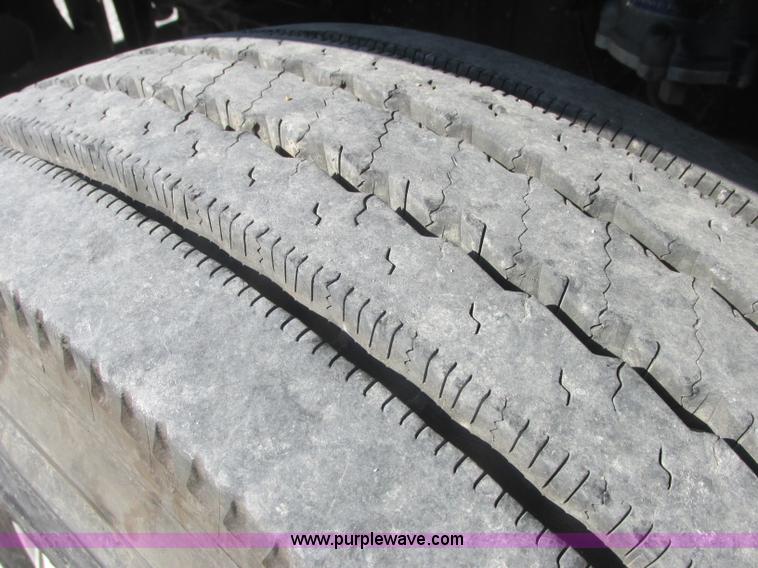 image for item J2463 2006 Freightliner Columbia semi truck