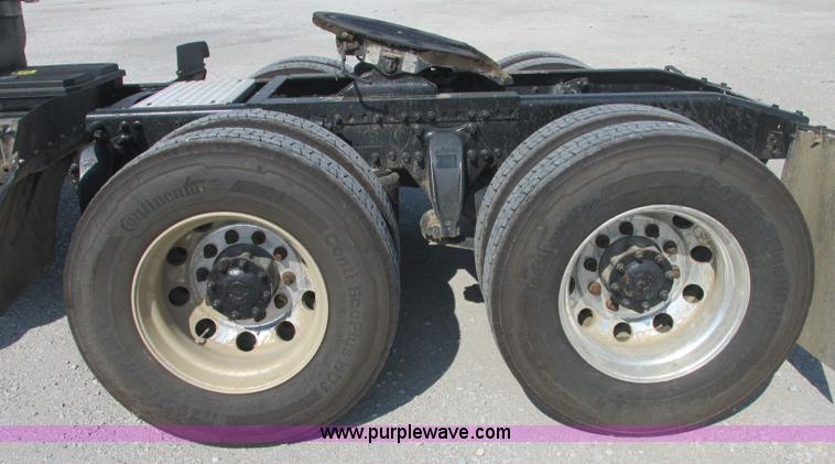 image for item J2463 2006 Freightliner Columbia semi truck