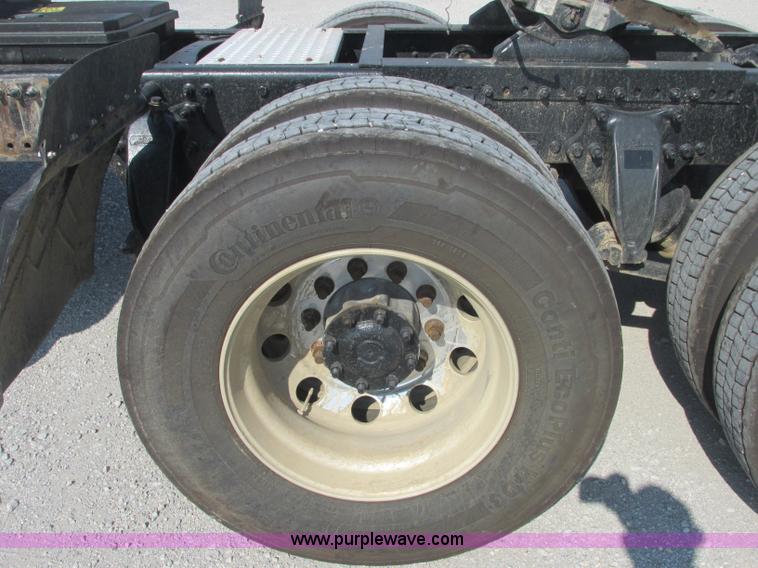 image for item J2463 2006 Freightliner Columbia semi truck