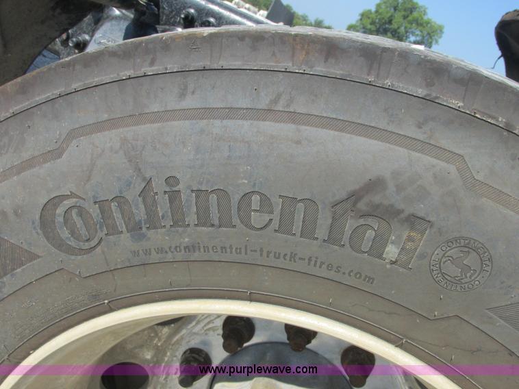 image for item J2463 2006 Freightliner Columbia semi truck