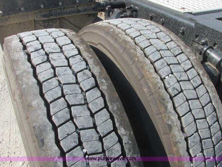 image for item J2463 2006 Freightliner Columbia semi truck