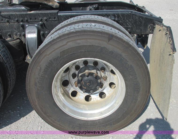 image for item J2463 2006 Freightliner Columbia semi truck