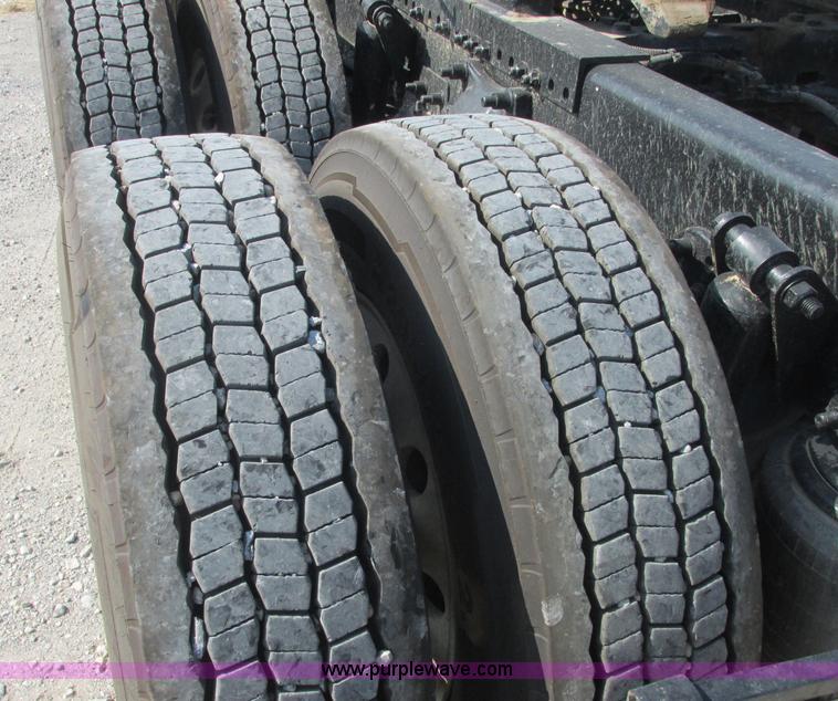 image for item J2463 2006 Freightliner Columbia semi truck