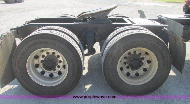 image for item J2463 2006 Freightliner Columbia semi truck