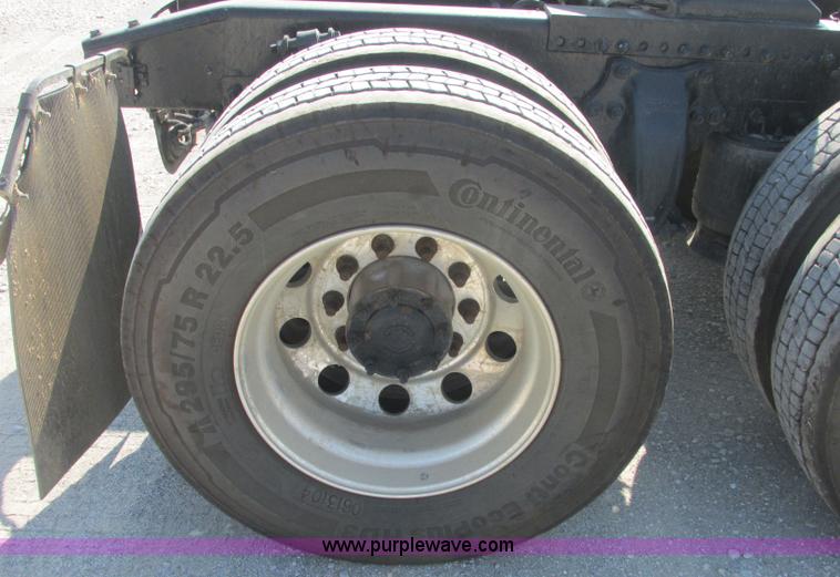 image for item J2463 2006 Freightliner Columbia semi truck