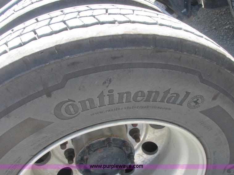 image for item J2463 2006 Freightliner Columbia semi truck