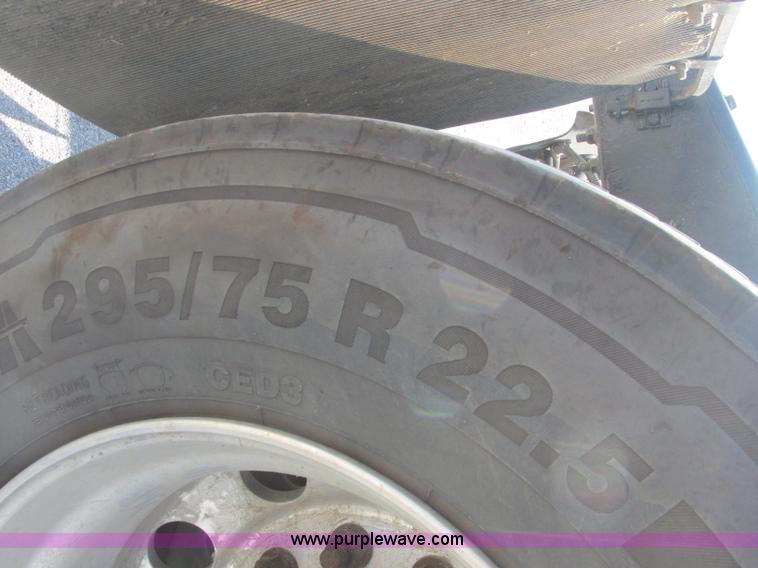 image for item J2463 2006 Freightliner Columbia semi truck