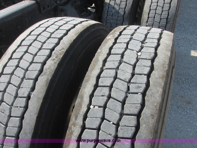 image for item J2463 2006 Freightliner Columbia semi truck