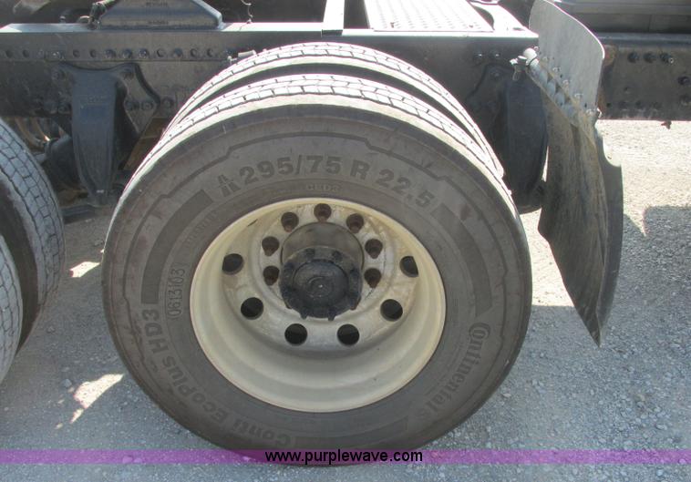 image for item J2463 2006 Freightliner Columbia semi truck