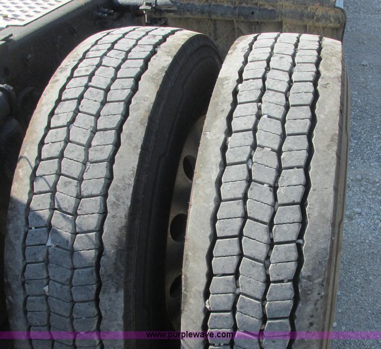 image for item J2463 2006 Freightliner Columbia semi truck