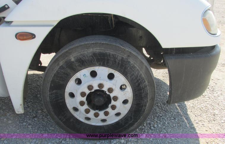 image for item J2463 2006 Freightliner Columbia semi truck